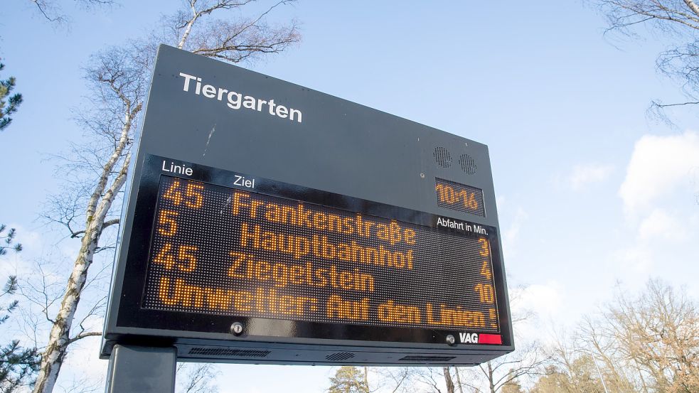 Displays wie dieses in Nürnberg sollen in Zukunft in Leer Passagiere informieren, wann die nächsten Busse kommen. Foto: Karmann/dpa
