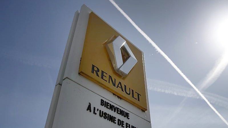 Das Logo des Autoherstellers Renault hängt vor einem Fabrikgelände an einem Firmenschild. Foto: Christophe Ena/AP/dpa