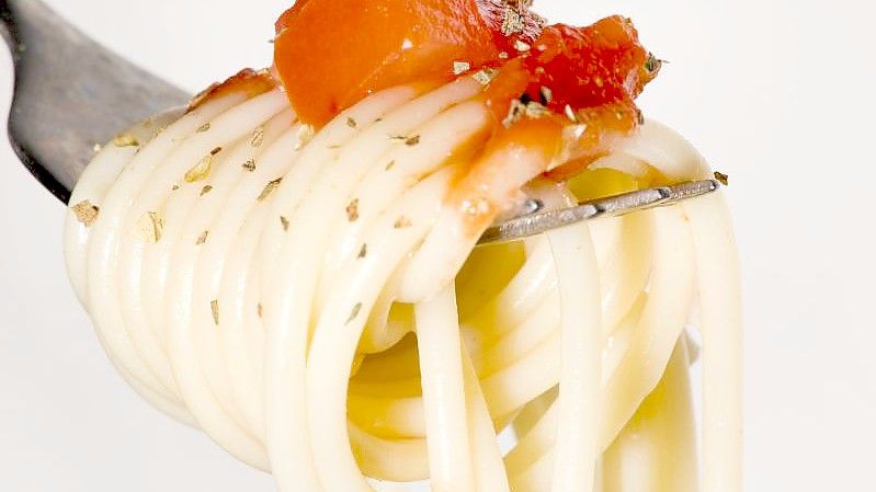 Spaghetti mit Tomatensauce auf einer Gabel. Symbolbild. Foto: Franziska Gabbert/dpa-tmn/dpa