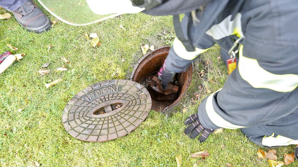 Unterflurhydranten wie dieser sind die gebräuchlichste Bauform in Ostfriesland. Sie sind an das Trinkwassersystem angeschlossen. Foto: Böning