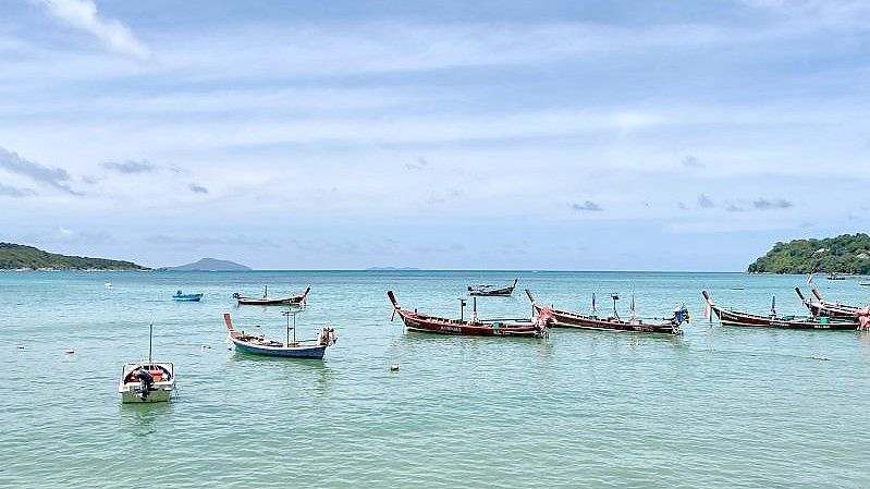 Fischerboote vor Rawai auf Phuket. Symbolbild. Foto: Carola Frentzen/dpa-tmn