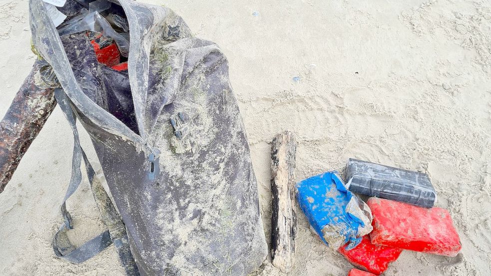 Dieser Seesack war Ende August auf Baltrum angeschwemmt worden. Nun sind wieder 25 Kilogramm Kokain in einem Seesack angespült worden – diesmal in Hilgenriedersiel. Archivfoto: Polizei