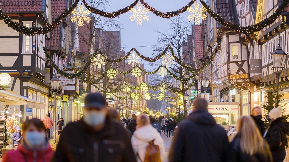 So schön kann Weihnachten sein: Passanten spazieren mit viel Platz durch die geschmückte Innenstadt. Foto: Ole Spata/dpa