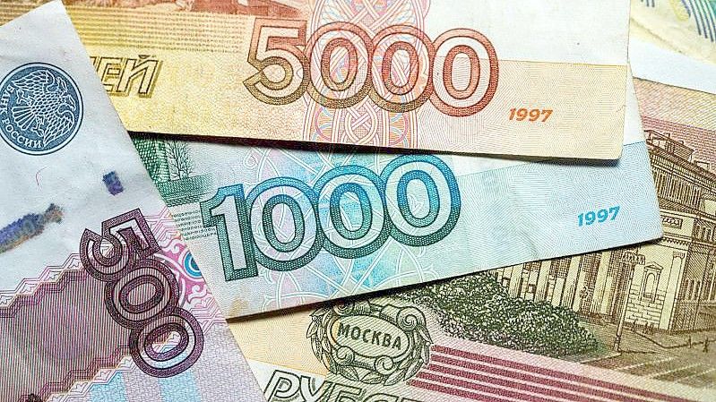 Der russische Rubel profitierte von der Entscheidung. Er legte zu Euro und US-Dollar deutlich zu. Foto: Jens Büttner/dpa