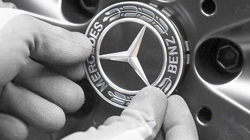 Daimler führt im Rastatter Mercedes-Benz-Werk wegen des Mangels an elektronischen Bauteilen Kurzarbeit ein. Foto: Uli Deck/dpa