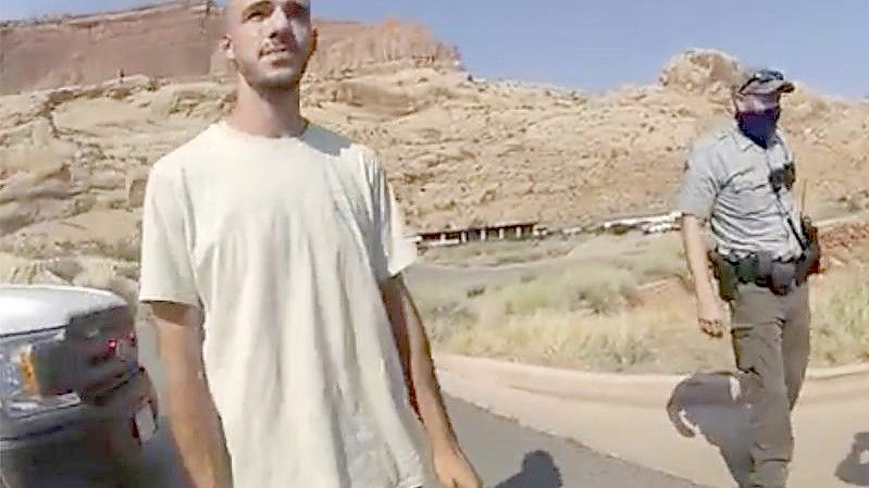 Dieses Archivfoto vom 12. August 2021 aus einem von der Polizei von Moab, Utah, zur Verfügung gestellten Video zeigt den Freund von Gabby Petito im Gespräch mit einem Polizeibeamten. Foto: Uncredited/Moab Police Department via AP/dpa