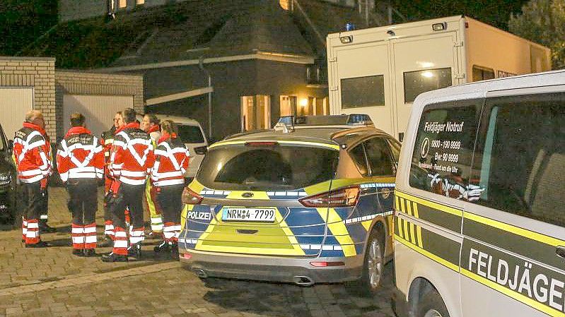 Das Zollfahndungsamt Essen bei einer Razzia in Aldenhoven (Kreis Düren). Foto: Ralf Roeger/dpa