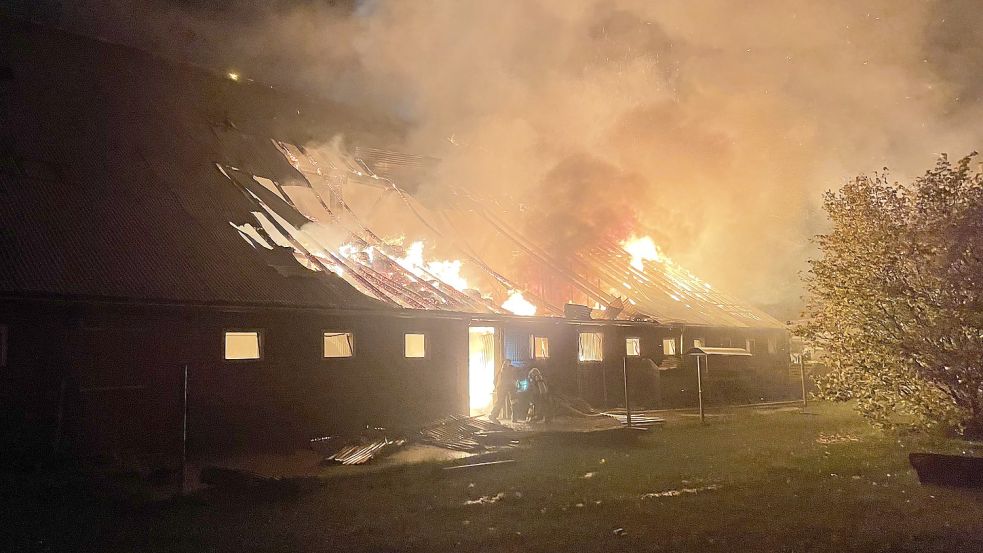 Die Scheune des Bismarckshofs in Wirdum wurde bei einem Feuer zur Hälfte zerstört. Foto: Redenius