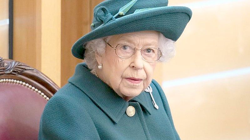 Königin Elizabeth II. sitzt im Plenarsaal des schottischen Parlaments in Edinburgh. (Archivbild). Foto: Jane Barlow/PA Wire/dpa