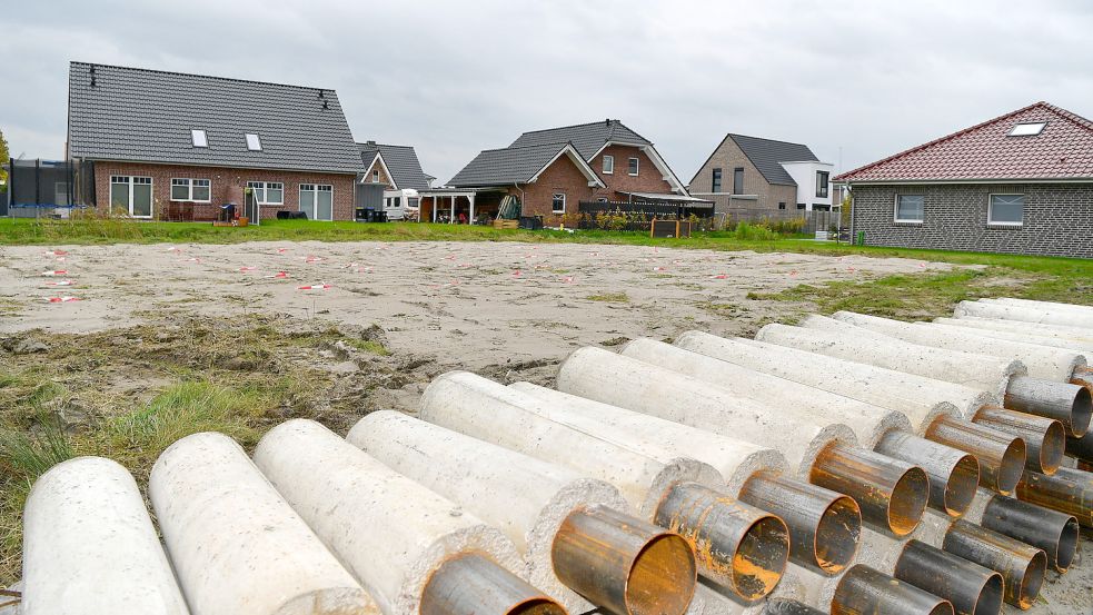 Am Mittwoch lagen am Alten Heerweg schon die ersten Bauteile parat. Foto : Wagenaar