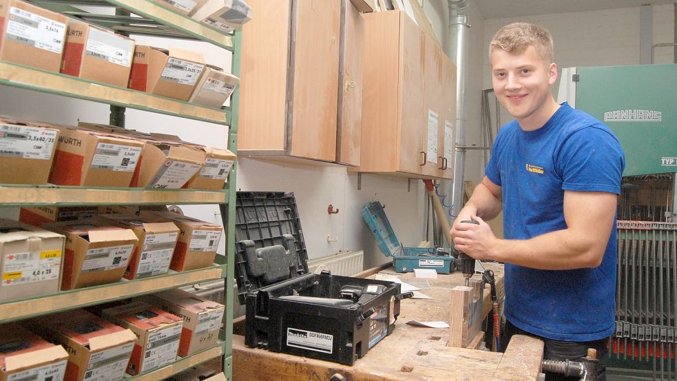 Tebbe Heiken arbeitet als Tischlergeselle nach wie vor in seinem Ausbildungsbetrieb, der Firma Otto Müller in Sandhorst. Fotos: Luppen