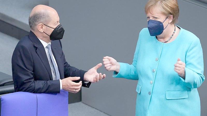 Angela Merkel über Olaf Scholz: „Ich hatte bei Herrn Scholz nicht immer den Eindruck, dass das Geld locker sitzt.“. Foto: Kay Nietfeld/dpa/Archiv