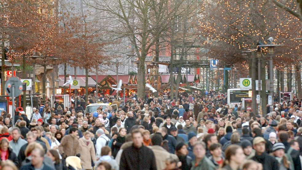Beim Stress rund um die Weihnachtseinkäufe verfliegt die besinnliche Stimmung schnell. Doch Besserung scheint in Sicht. (Archivfoto) Foto: Maurizio Gambarini/dpa
