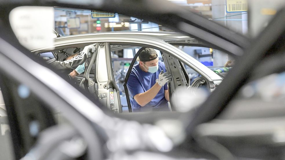 Ab Montag kann die Fertigung im Emder VW-Werk zumindest vorübergehend wieder laufen. Foto: Ortgies/Archiv