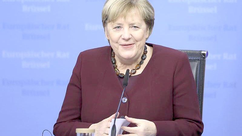Bundeskanzlerin Angela Merkel (CDU) spricht während einer Pressekonferenz auf einem EU-Gipfel. Foto: Aris Oikonomou/Pool AFP/AP/dpa