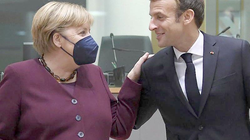 Emmanuel Macron, Präsident von Frankreich, begrüßt Bundeskanzlerin Angela Merkel (CDU) am zweiten Tag eines EU-Gipfels. Foto: John Thys/Pool AFP/AP/dpa