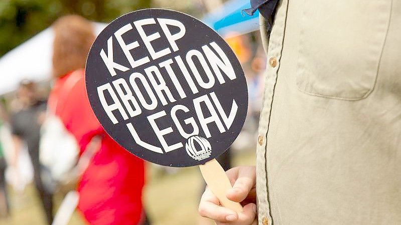 Eine Demonstrantin hält ein Schild mit der Aufschrift „Keep abortion legal“ beim Dallas Reproductive Liberation March. (Archivbild). Foto: Leslie Spurlock/ZUMA Press Wire/dpa
