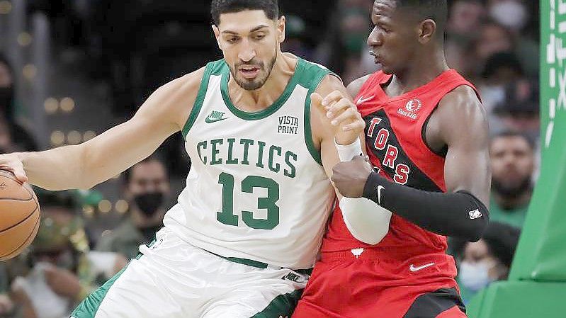 Celtics-Profi Enes Kanter (l) postet gegen den deutschen Nationalspieler Isaac Bonga auf. Foto: Michael Dwyer/AP/dpa