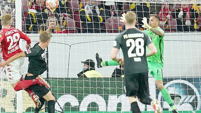 Jonathan Burkardt (l) köpft den Ball zum 3:0 ins Tor von Augsburgs Torwart Rafal Gikiewicz (r). Foto: Uwe Anspach/dpa