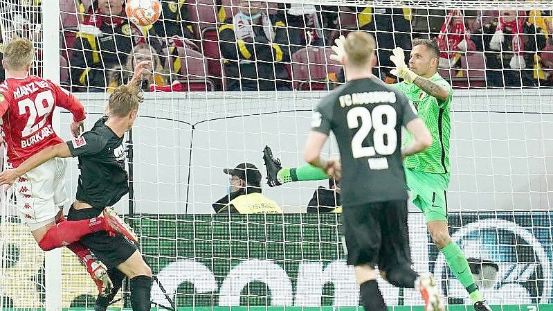 Jonathan Burkardt (l) köpft den Ball zum 3:0 ins Tor von Augsburgs Torwart Rafal Gikiewicz (r). Foto: Uwe Anspach/dpa