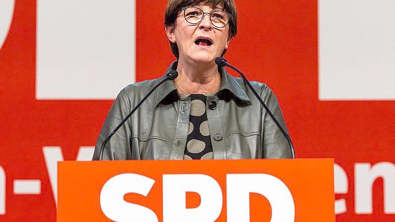 SPD-Chef Saskia Esken wirbt auf dem Landesparteitag in Freiburg für die Ampel-Koalition. Foto: Philipp von Ditfurth/dpa