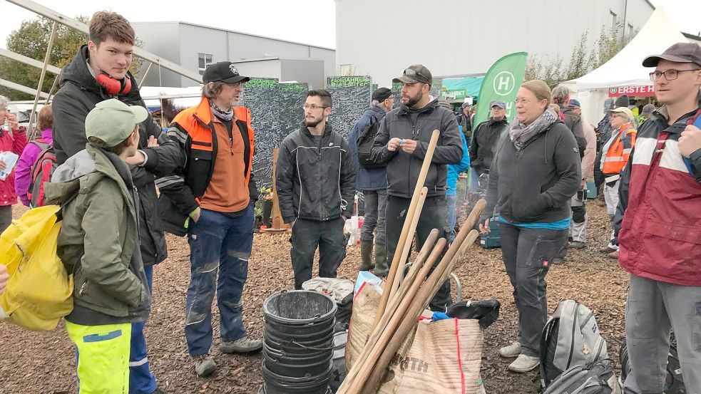 Jeden Tag kommen Freiwillige ins Camp des „Helfer Shuttle“, um von dort aus ins Ahrtal zu fahren und zu helfen. Foto: Laura Nowak