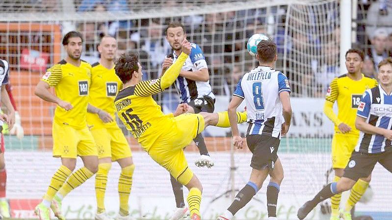 Dortmunds Torschütze Mats Hummels (M.) erzielt den zweiten Treffer. Foto: Friso Gentsch/dpa