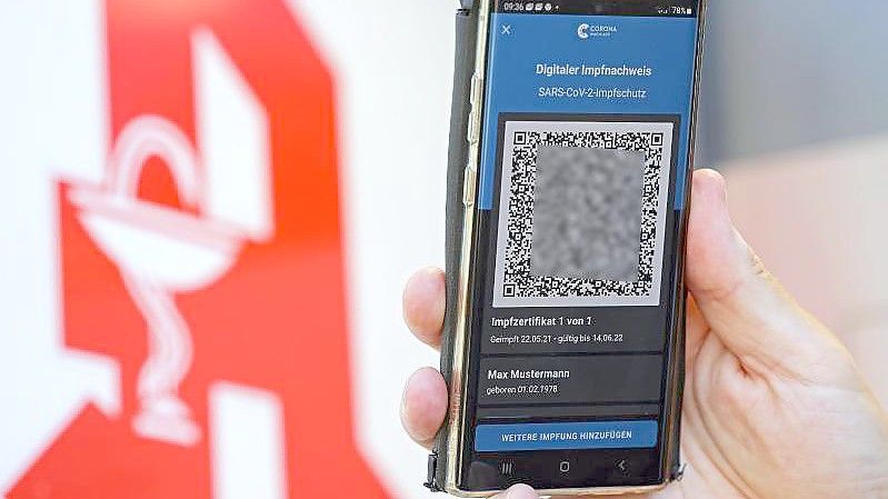 Eine Mitarbeiterin einer Münchner Apotheke soll gemeinsam mit Komplizen dafür nötige QR-Codes gefälscht und im Internet verkauft haben. Foto: Oliver Berg/dpa