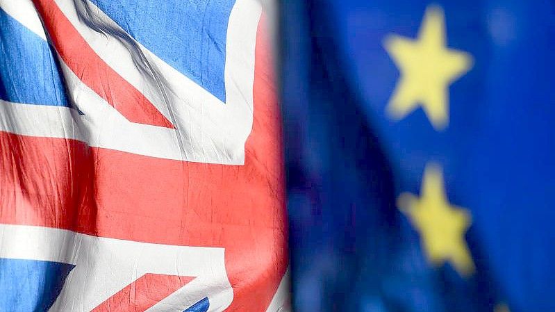 Eine Flagge der Europäischen Union und eine Flagge von Großbritannien wehen vor dem Parlament in Westminster. (Archivbild). Foto: Kirsty O'connor/PA Wire/dpa