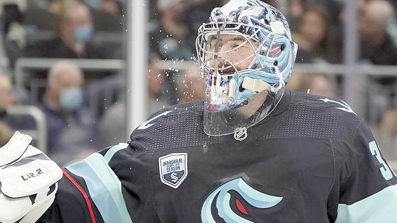 Philipp Grubauer konnte Seattles fünfte Niederlage im sechsten Spiel trotz seiner 22 Paraden nicht verhindern. Foto: Ted S. Warren/AP/dpa