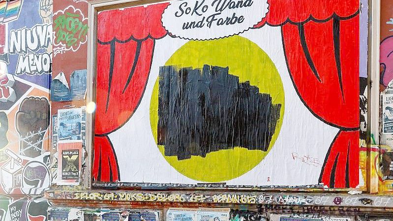 Das übermalte Plakat am Gebäude der Roten Flora im Hamburger Schanzenviertel. Foto: Markus Scholz/dpa