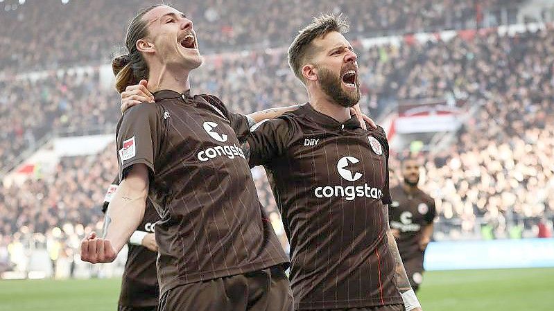 Der FC St. Pauli festigt seine Tabellenführung. Foto: Christian Charisius/dpa