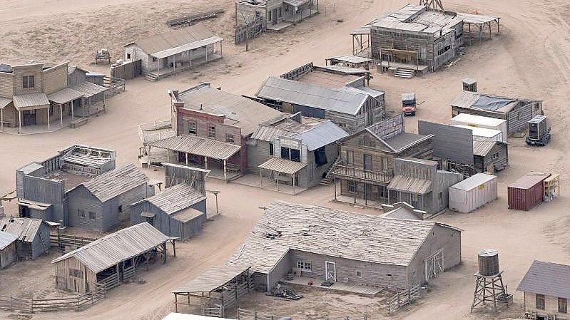 Diese Luftaufnahme zeigt die Bonanza Creek Ranch nach dem tödlichen Schuss aus einer Requisitenwaffe auf die Chef-Kamerafrau am Set eines Westerns. Foto: Jae C. Hong/AP/dpa