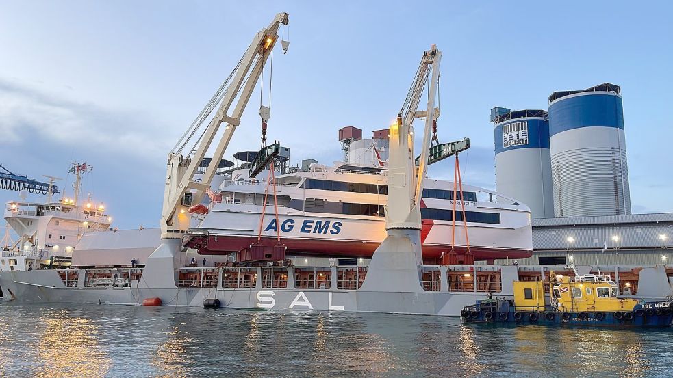 In Singapur wurde das neue Schnellschiff der AG Ems zum Transport verladen. Foto: AG Ems