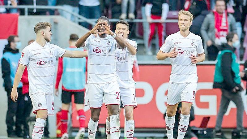 Anthony Modeste (2.v.l) war der gefeierte Kölner beim Derby gegen Leverkusen. Foto: Rolf Vennenbernd/dpa