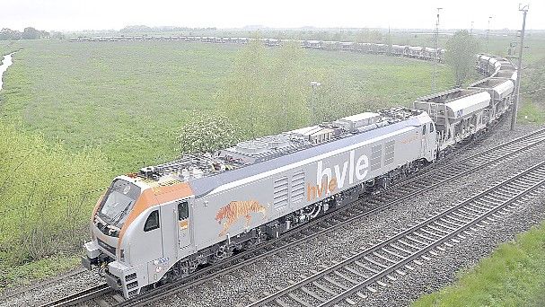 Schwere Güterzüge wie diese sorgen seit Februar für ungewöhnliche Vibrationen an der Strecke nach Oldenburg. Foto: Wolters/Archiv
