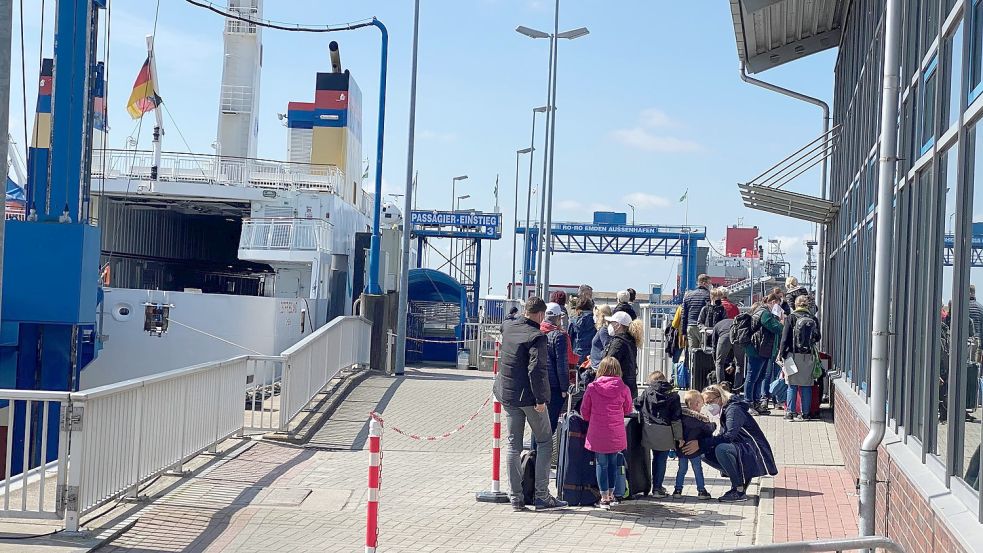 Die Überfahrt mit der MS „Ostfriesland“ von Emden nach Borkum dauert derzeit länger. Foto: Heidtmann/Archiv
