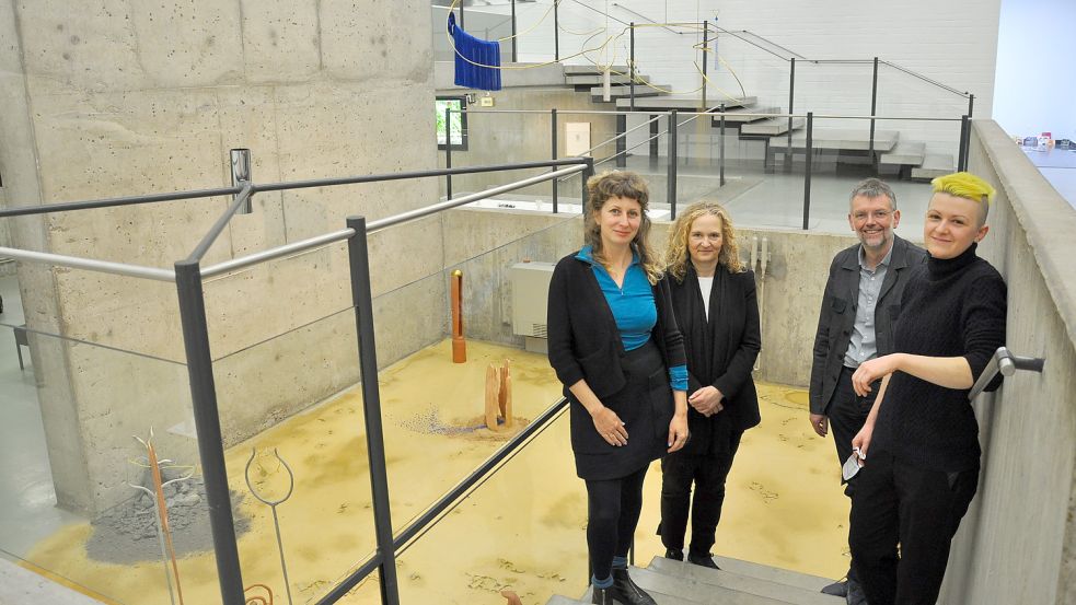 Jasmin Meinold, Petra Stegmann, Christoph Goritz und Künstlerin Eddie de Goër beim Pressegespräch in der Kunsthalle Wilhelmshaven. Foto: Ullrich