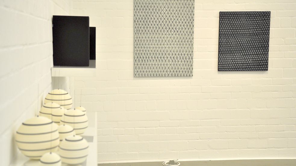 Zwei der Arbeiten von Helga Beisheim werden in der Kunsthalle gezeigt. Die „Strukturen 1 und 5“ hängen rechts. Foto: Ullrich