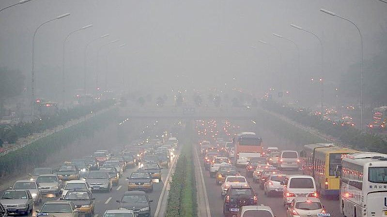 Verkehrsstau in Peking bei Smog. Foto: epa Diego Azubel/EPA/dpa
