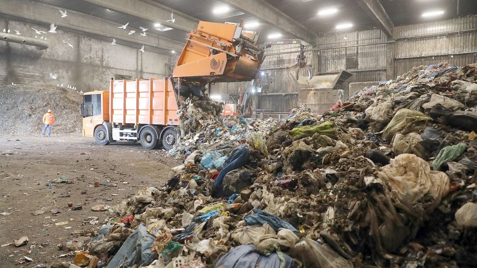 Müll? Von wegen: Ein großer Teil dieser Mengen sind Rohstoffe und werden wiederverwertet. Dieses Bild entstand in Rostock. Foto: Wüstneck/dpa
