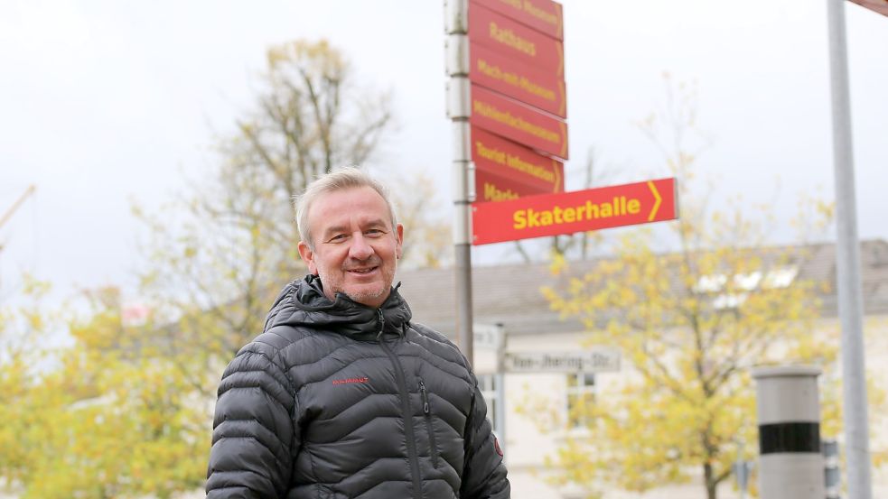 Marco Bordasch ist Geschäftsführer des Verkehrsvereins Aurich. Er weiß, das Orientierung in der Fremde schwierig ist. Die rot-gelben Schilder sollen helfen. Foto: Böning