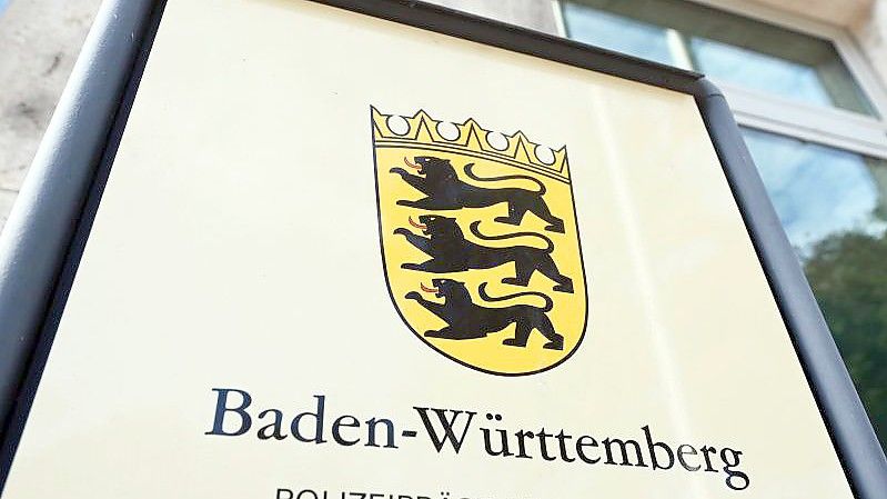 Bei einem Einsatz am Wochenende hat die Polizei in Pforzheim nach eigenen Angaben einen Betrunkenen festgenommen - dabei sei es nötig gewesen, dessen „Widerstand mit körperlicher Gewalt zu brechen“. Ein Video davon kursiert im Internet. Foto: Uli Deck/dpa