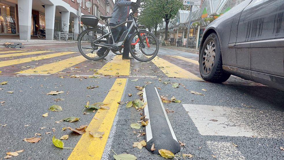 Am Montag wurden auf der Fahrbahn der Neutorstraße Schwellen angebracht. Foto: Hanssen