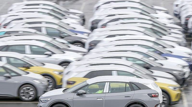 Der anhaltende Mangel an Halbleitern lässt bei den Autoherstellern die Produktion stocken. Foto: Jan Woitas/dpa-Zentralbild/dpa