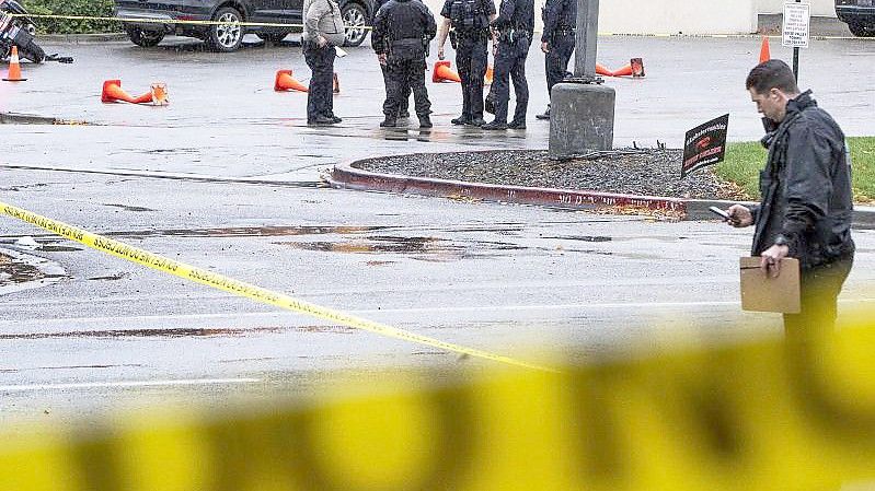 Die Polizei sammelt Beweise am Tatort in der Nähe des Boise Towne Square. Foto: Darin Oswald/Idaho Statesman/AP/dpa