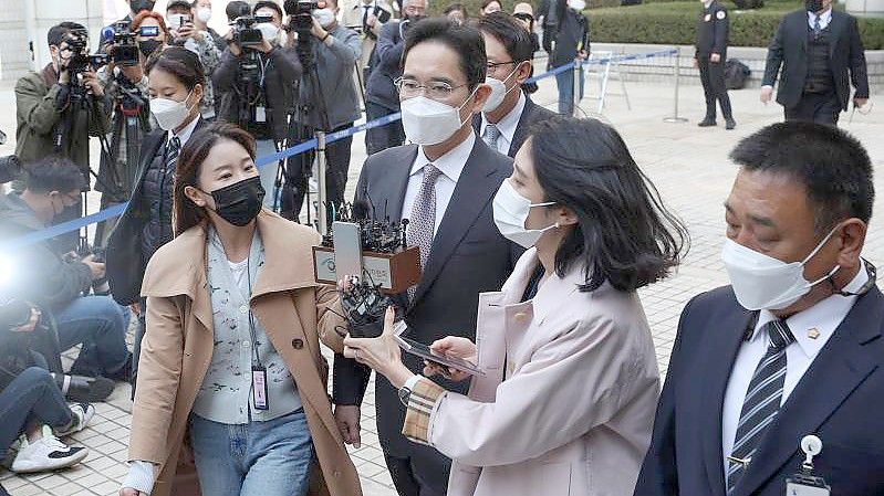 Samsung-Erbe Lee Jae Yong (M) verlässt nach dem Urteil das Gericht. Foto: YONHAPNEWS AGENCY/YNA/dpa