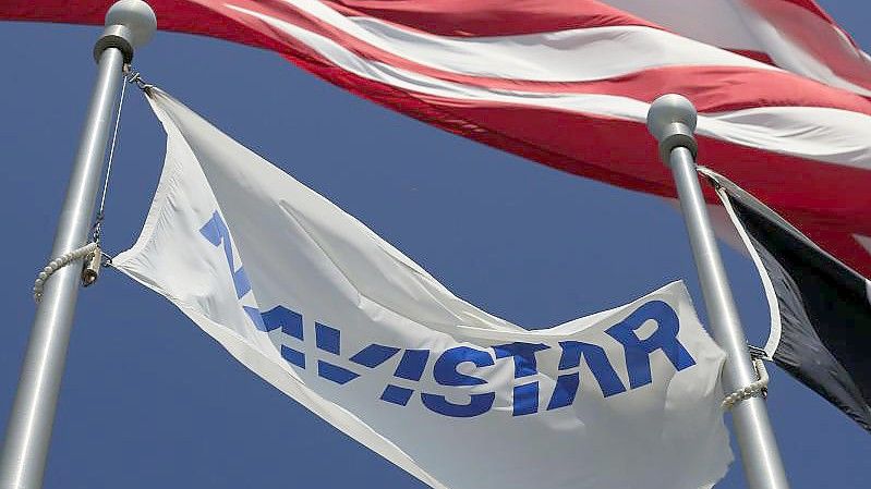 Eine Navistar-Flagge weht vor dem Firmensitz des Lkw-Herstellers in Illinois. Foto: Tannen Maury/EPA/dpa