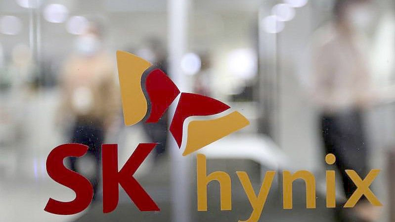 Der Chiphersteller SK Hynix ist weiter auf Höhenflug. Foto: Ahn Young-Joon/AP/dpa