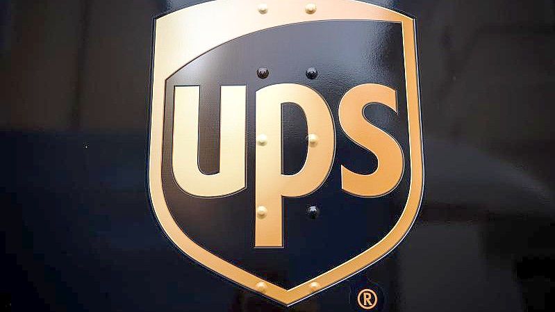 Das Logo von UPS an einem Transporter. Foto: Sina Schuldt/dpa
